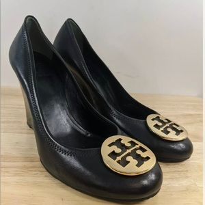 Tory Burch Black Leather Gold Logo Wedges Pumps Sz 11